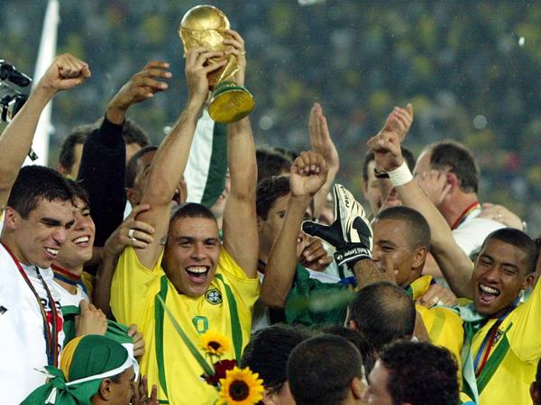 Ronaldo béo nâng cúp vô địch World Cup cùng đồng đội